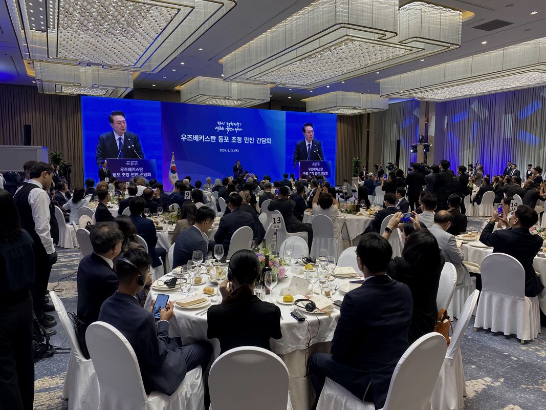Hybrid event production in Dubai with on-site audience and remote speakers